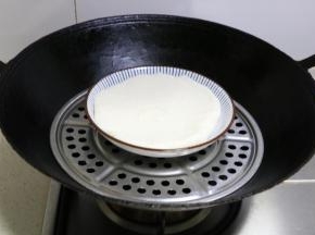 放去锅内隔水蒸熟（约15分钟）