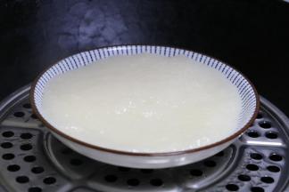 蒸好后，取出，放入冰箱冷冻半小时