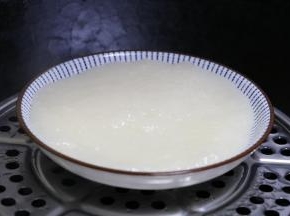 蒸好后，取出，放入冰箱冷冻半小时