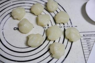 取出冷却的面团，分成30克一个的小面团