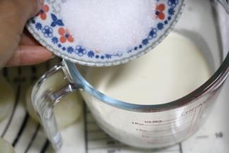 淡奶油加入细砂糖