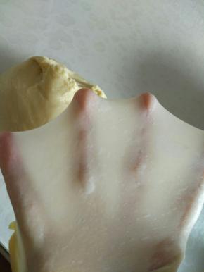 除了黄油以外的材料混合均匀，揉10分钟后加入黄油，在揉出薄膜。