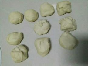 平均分割成10份，每份50克，盖上保鲜膜松弛15分钟。