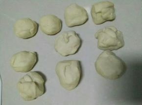 平均分割成10份，每份50克，盖上保鲜膜松弛15分钟。