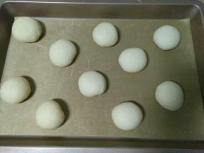 搓圆放在烤盘上，中间留定空隙，底下铺好油布，盖上保鲜膜进行发酵。