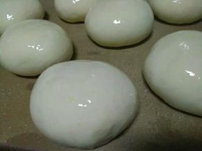 发酵到2.5倍大，表面刷全蛋液，在噴一点水。