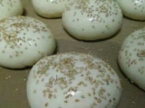 撒一层白芝麻。