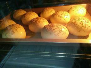 烤箱提前预热170℃，烤25-30分钟，烤20分钟后可加盖锡纸，避免上色过重。