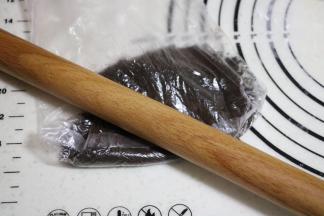 奥利奥饼干碎放入保鲜袋，用擀面杖压成饼干屑