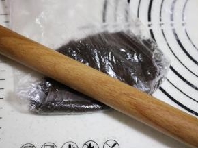 奥利奥饼干碎放入保鲜袋，用擀面杖压成饼干屑