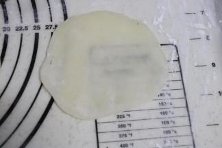 取一个小面团，搓圆，压扁