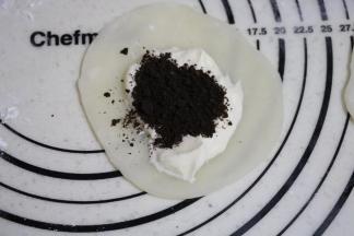 放一大勺淡奶油，一小勺饼干屑