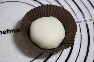 收口朝下，放入纸杯或者保鲜盒中，冰箱冷藏保存