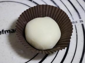 收口朝下，放入纸杯或者保鲜盒中，冰箱冷藏保存