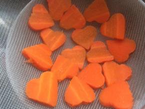 把煮好捞起的胡萝卜自然晾干水份。