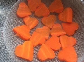 把煮好捞起的胡萝卜自然晾干水份。