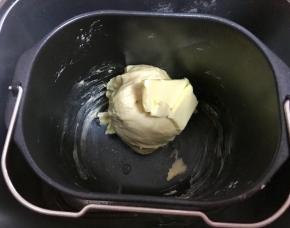 揉15分钟，加入软化黄油继续15分钟。