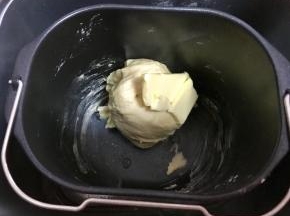 揉15分钟，加入软化黄油继续15分钟。