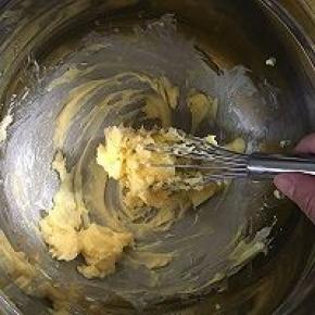 黄油在室温下软化，加入砂糖，使用打蛋器搅拌，直到黄油泛白，即为黄油打发。