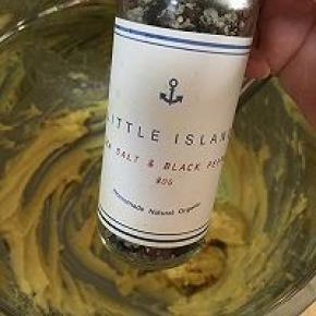 加入黑胡椒盐。因为我的瓶子带有研磨器，直接研磨适量细粉到盆中，并搅拌均匀。