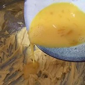 将打散的蛋液分三次加入盆中，每次都使用打蛋器搅拌均匀。