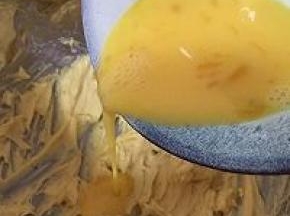 将打散的蛋液分三次加入盆中，每次都使用打蛋器搅拌均匀。