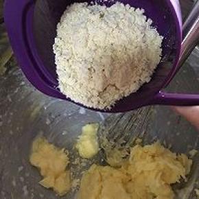 将玉米粉一次性加入到盆中，用打蛋器充分搅拌均匀。