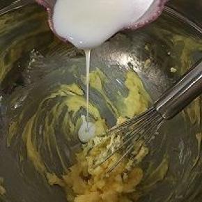 将酸奶一次性加入，并使用打蛋器搅拌均匀。