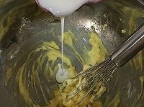 将酸奶一次性加入，并使用打蛋器搅拌均匀。