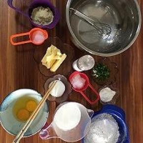 称量好全部食材，使用电子秤，量勺，量杯。