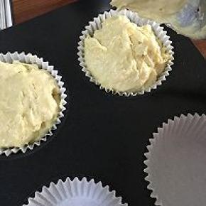 使用冰淇淋勺将面糊加入模具中。此时，将烤箱调至190度，预热。