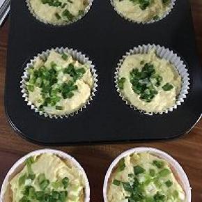 在面糊上撒上香葱花，并轻轻按压，使其融入面糊中。再撒上适量面包糠。