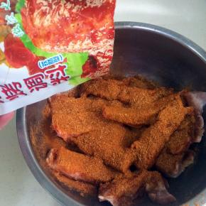 加入35克孜然型的烧烤调料。