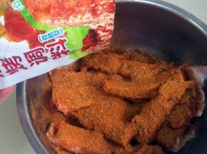 加入35克孜然型的烧烤调料。