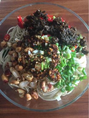 将面捞入碗中，并将花生粒、碎米芽菜、葱花、小米辣（不喜太辣者可不加），白芝麻，辣椒油加入。