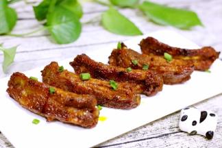 烤完出炉后撒上少许葱花。