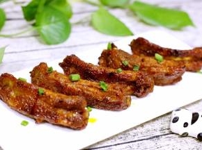 烤完出炉后撒上少许葱花。