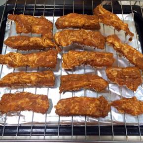 腌制完毕后，把排骨放在烤架上。