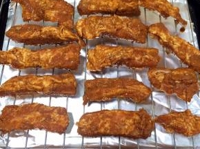 腌制完毕后，把排骨放在烤架上。