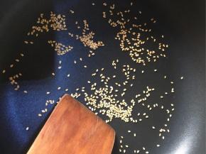 将白芝麻在热锅中小火炒熟，炒至微黄即可，放小碟子备用。