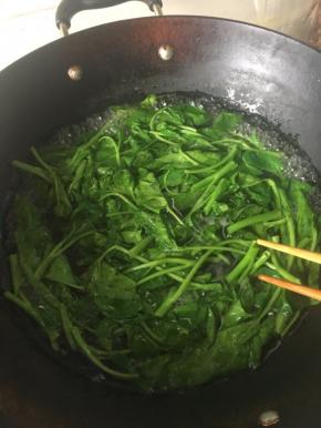 锅中水烧开后，烫熟青菜。青菜按照喜好选择，一般我喜好用豌豆尖，但这个季节没有，买到空心菜（四川话叫藤藤菜）。捞出放面碗里。