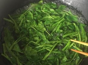 锅中水烧开后，烫熟青菜。青菜按照喜好选择，一般我喜好用豌豆尖，但这个季节没有，买到空心菜（四川话叫藤藤菜）。捞出放面碗里。