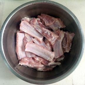 把排骨用水冲洗干净，沥干水分。