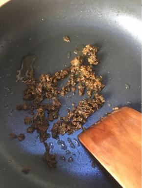 将宜宾碎米芽菜倒入油锅中炒香，备用。