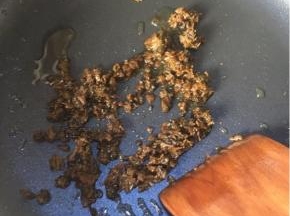 将宜宾碎米芽菜倒入油锅中炒香，备用。