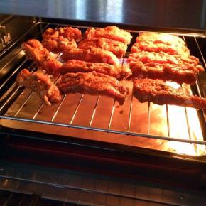 排骨下面记得一定放个烤盘，烤盘上铺好锡纸。入烤箱200度，烤制25分钟。