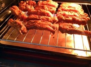 排骨下面记得一定放个烤盘，烤盘上铺好锡纸。入烤箱200度，烤制25分钟。