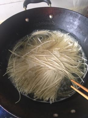 煮面。水烧开后，加入适量挂面，不宜煮太久，面条断生，即刚煮熟就捞起。注意，出锅时，将面条轻甩，甩去附着的水分，后面可以使油脂和味料与面条更好的融合（这也是面条会燃的原因）。