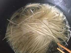 煮面。水烧开后，加入适量挂面，不宜煮太久，面条断生，即刚煮熟就捞起。注意，出锅时，将面条轻甩，甩去附着的水分，后面可以使油脂和味料与面条更好的融合（这也是面条会燃的原因）。