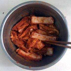 用筷子搅拌均匀，当然也可以直接用手抓匀，盖上保鲜膜入冰箱腌制5-6小时。